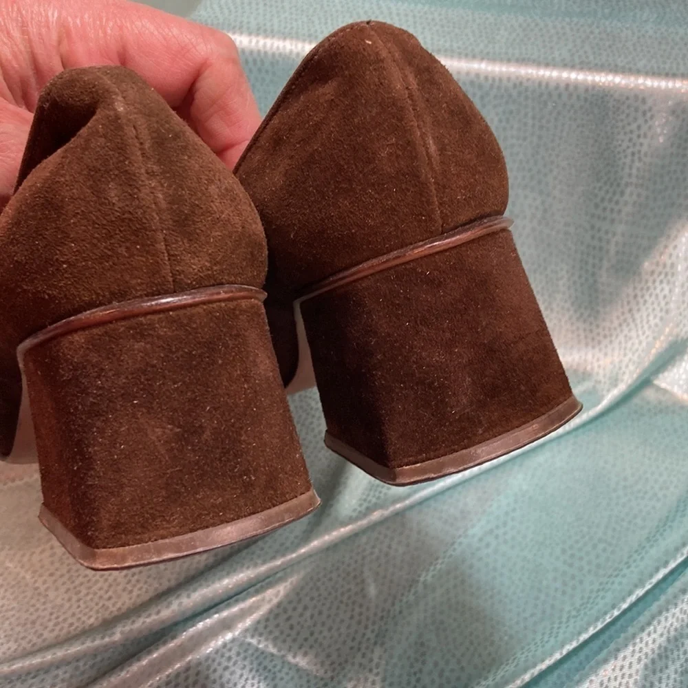 Vintage 70’s brown suede w/gold edge block heel pumps.‎ “Kushins”. 3. Size 6n